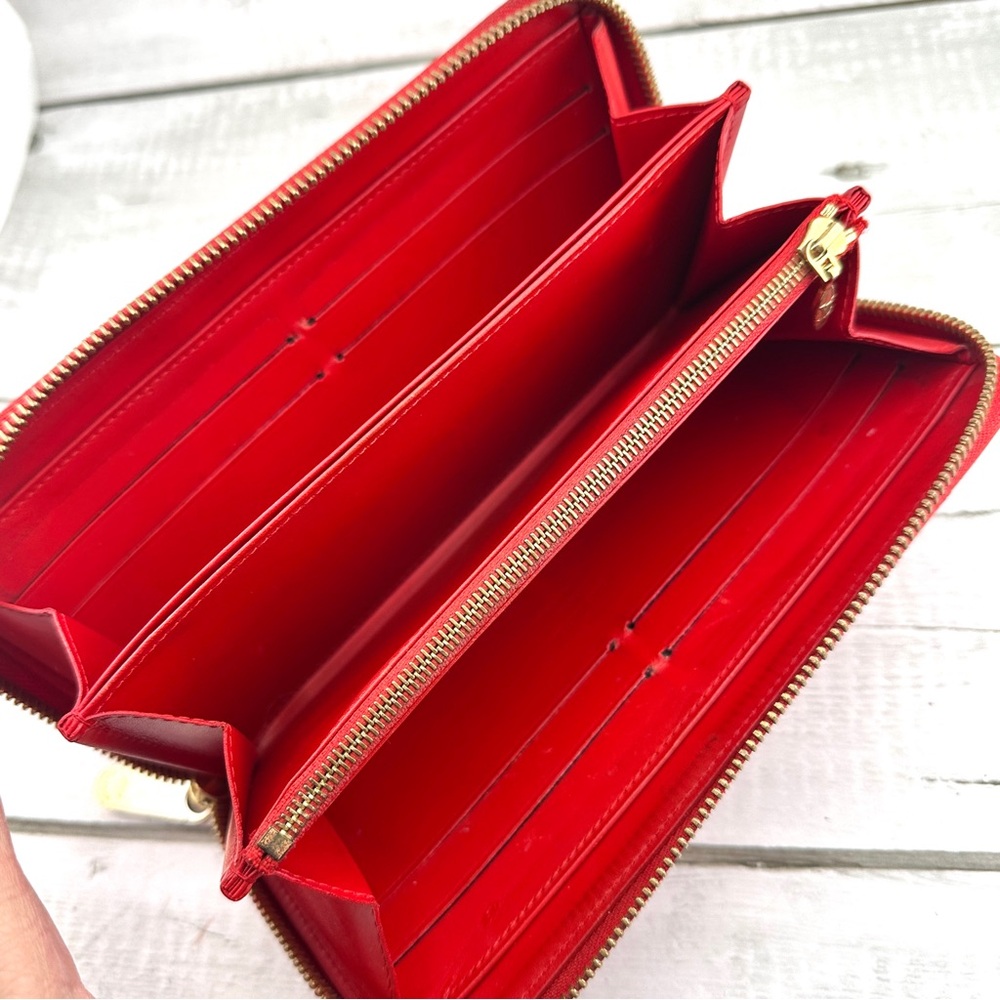 AUTHENTIC Louis Vuitton Vernis Zippy. Color:Red. - Picture 14 of 16